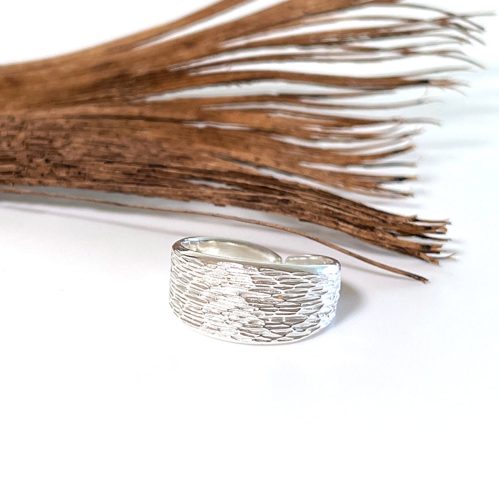 Adjustable wide Pandanus Ring