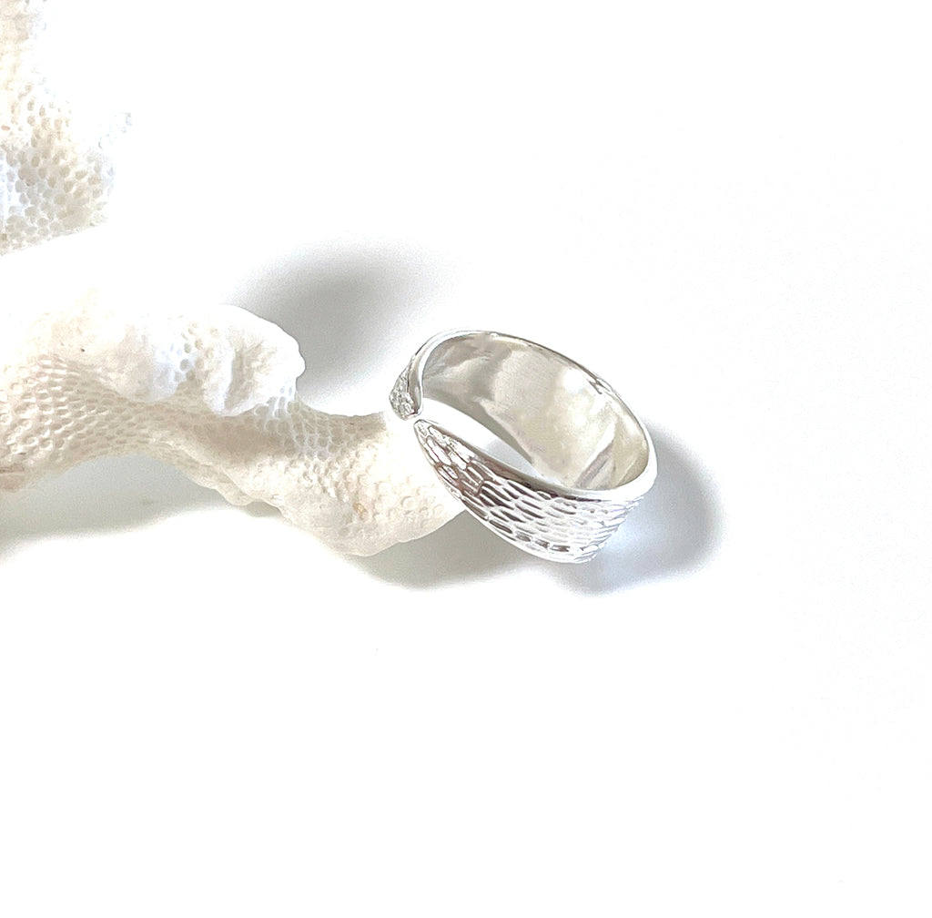 Adjustable wide Pandanus Ring