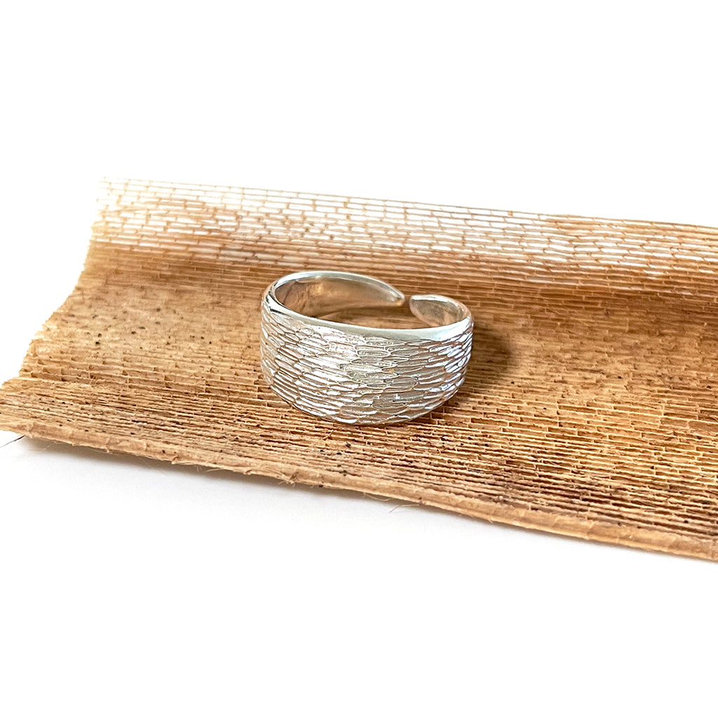 Adjustable wide Pandanus Ring